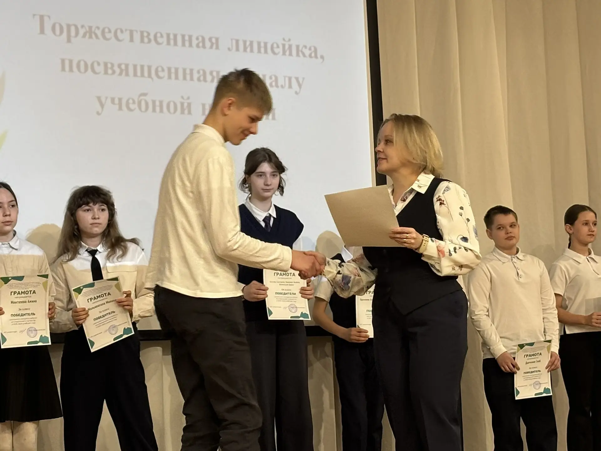 Каждый понедельник в нашей школе начинается с торжественной линейки.  Сегодня мы чествовали учеников