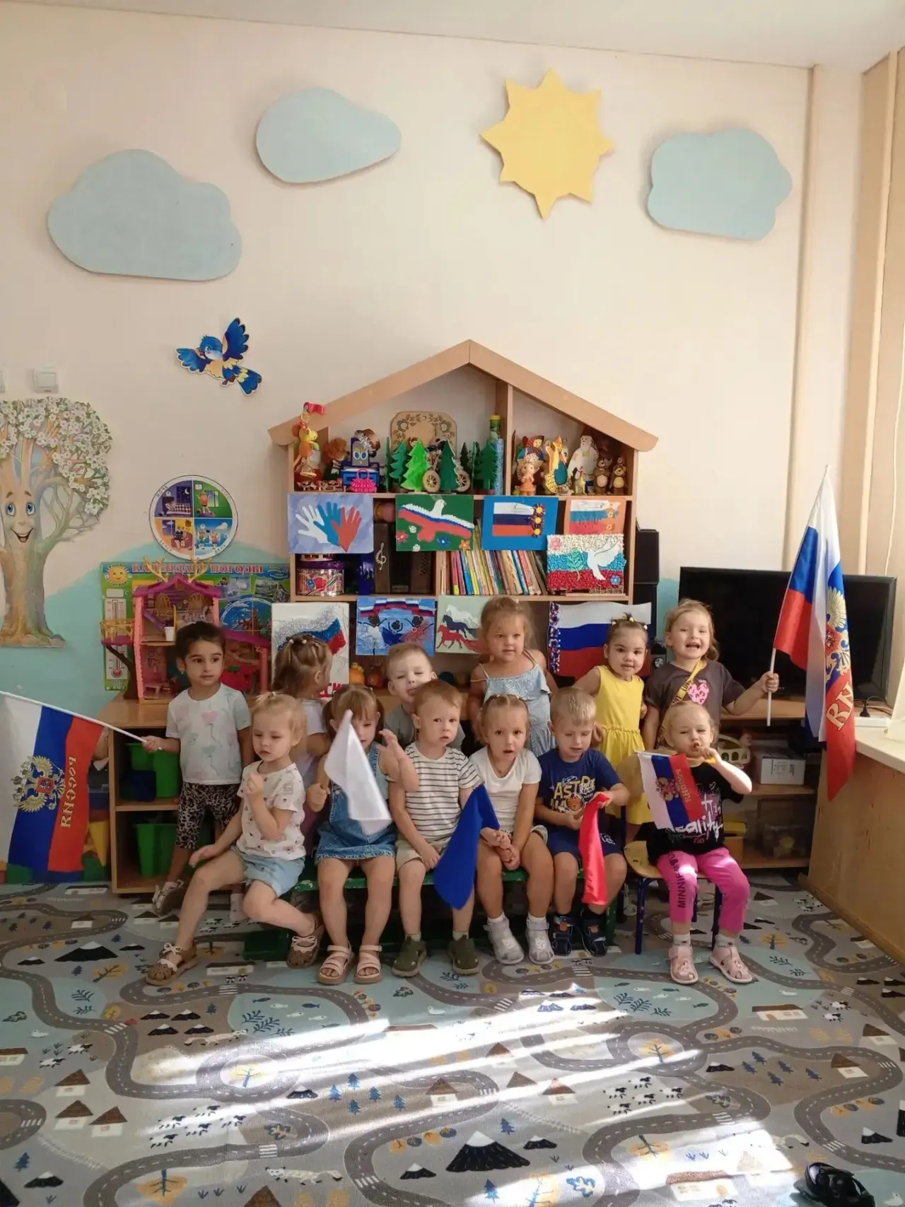 🎉 День Государственного флага России: творчество во второй младшей группе! 🎉