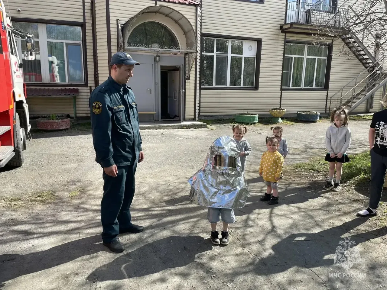 🔥Огнеборцы познакомили ребят с пожарным ремеслом  🚒 В гости к воспитанниками комплексного центра соц