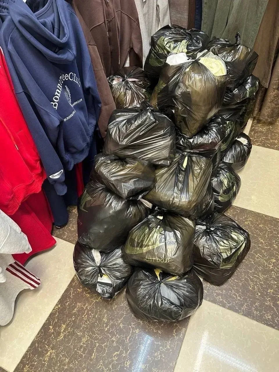 Девушки ,хочу вас обрадовать 🥰🔥
Пакеты с качественными вещами 
В пакете 10 вещей 
Может быть 
Кост