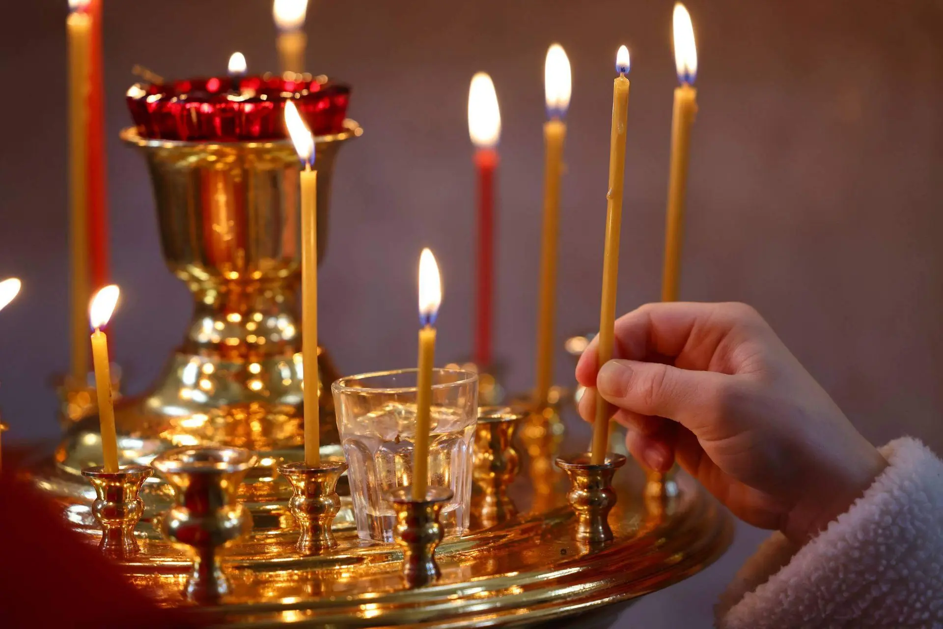 Зачем в храмах зажигают свечи?🕯
🏵️🏵️🏵️🏵️🏵️🏵️🏵️🏵️🏵️🏵️
Тема света занимает особое место в Ц