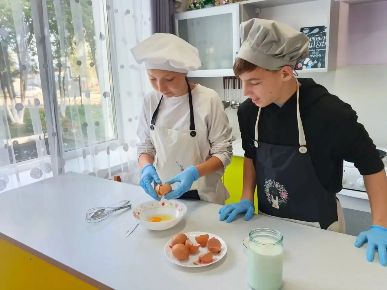 🧑‍🍳 ✨  Сегодня нашим главным блюдом дня стал нежнейший омлет с зеленью.