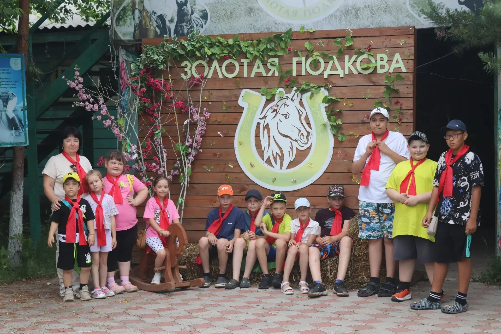 Отряд «Патриоты» оздоровительного лагеря «Багульник» посетили конно-туристический комплекс «Золотая 