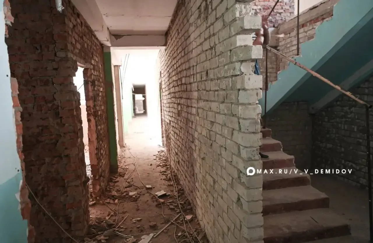 Продолжается капитальный ремонт здания начальной школы лицея №10. Провел выездное совещ...