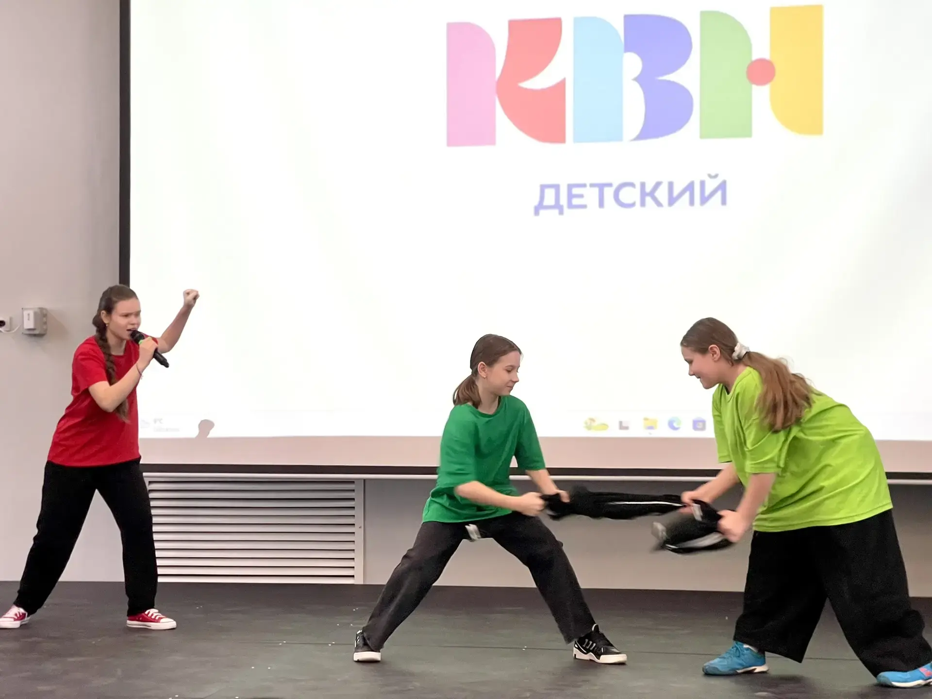 🎭 Гран-при на фестивале «Детский КВН ЗАО»! 🏆😂  💥Для учеников нашей школы каникулы вместе с советнико