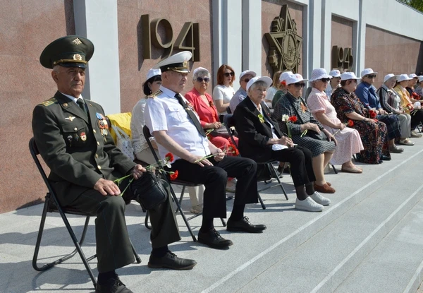 Руководство и ветераны академии в честь 81-й годовщины Великой Победы возложили цветы к Вечному огню