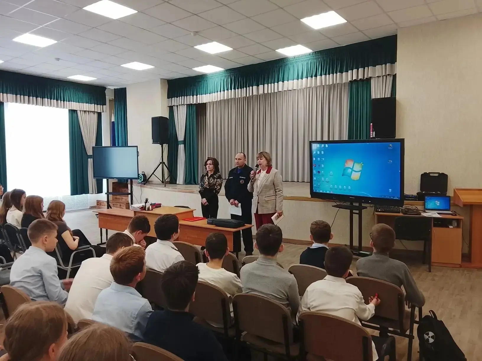 Важные знания для каждого: спасатели Волгодонска поделились секретами безопасности с нашими ученикам