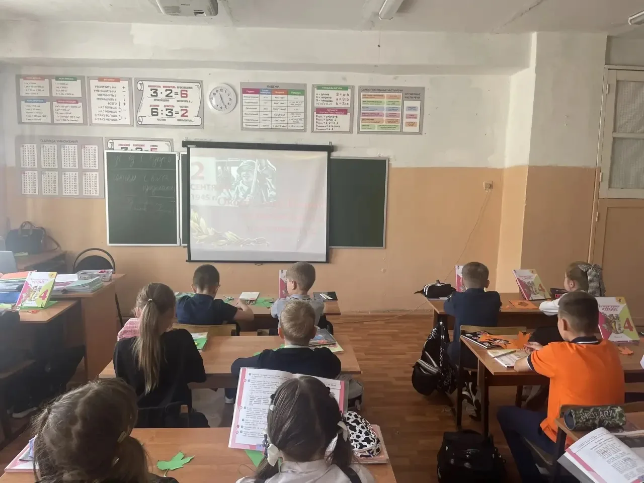 В 4 «А» классе прошёл классный час «Дерево мира: листья‑обещания»!