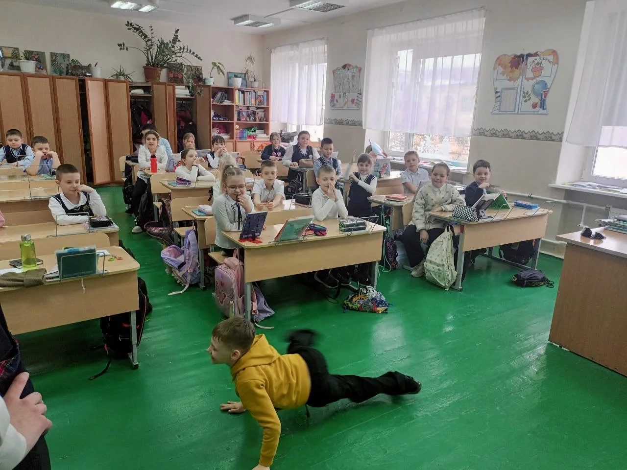 ДЕНЬ КНИГОДАРЕНИЯ: 11а VS 2е. ПОБЕДИЛА ДРУЖБА! 🔥  Как приучить младшеклассников к чтению? Легко, есл