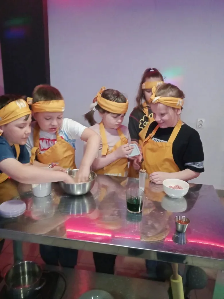 🍽️ 2 «В» на кухне — это огонь! 🔥 Сегодня было КРУТО: 2 В класс участвовал в кулинарном мастер-классе