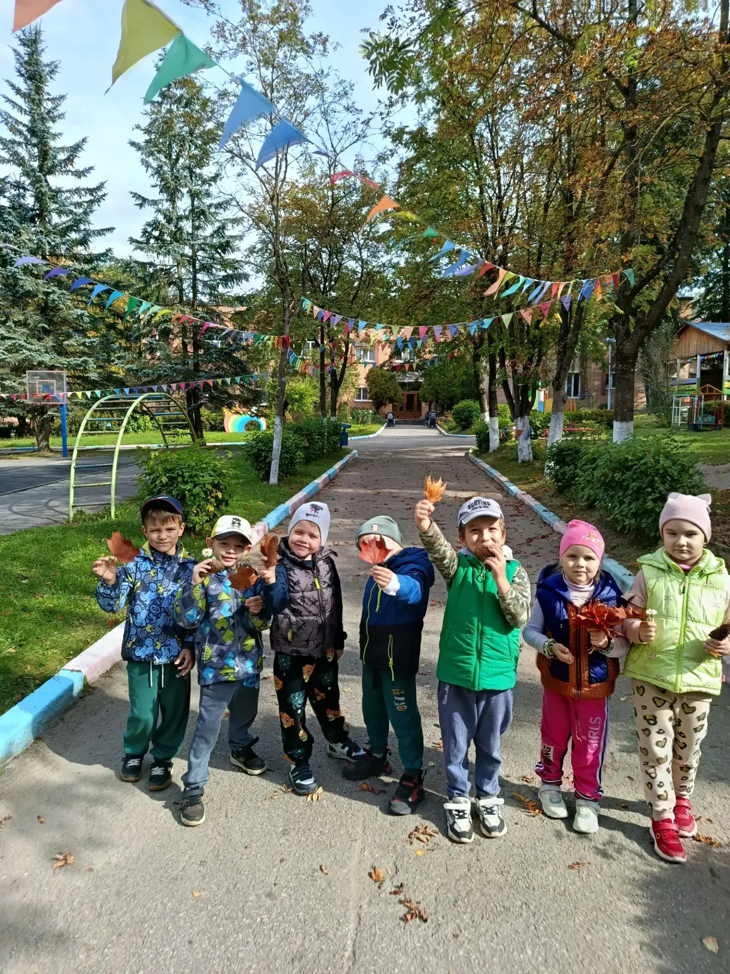 🍂В группе № 16 прошла целевая прогулка по территории детского сада, по поискам примет ...