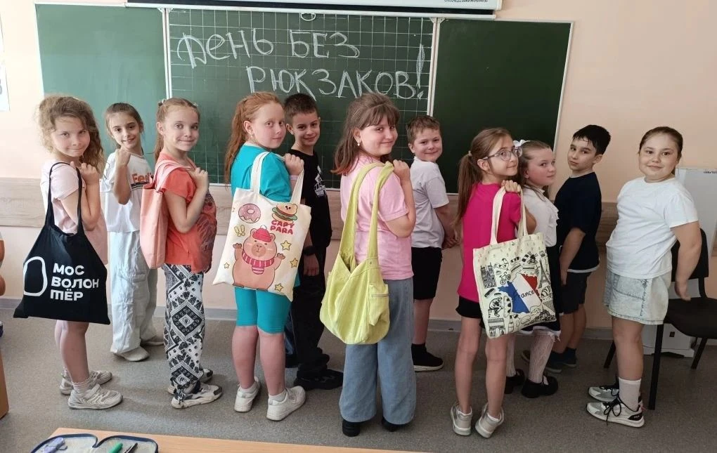 ✨ "День без рюкзаков" — летнее настроение в школе!   Вчера в Учебном корпусе 4 царила особая атмосфе
