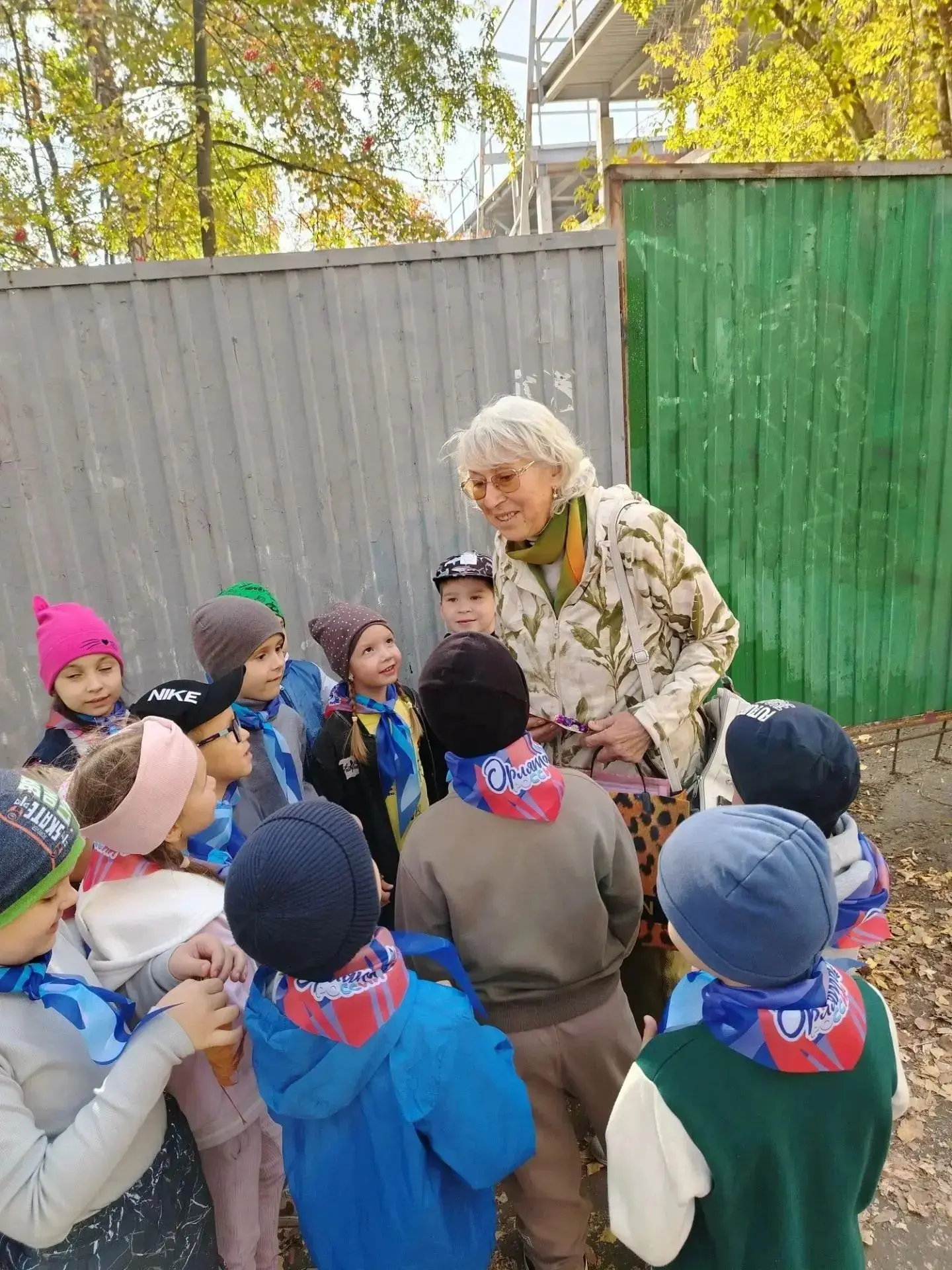 "День пожилого человека" - лучики добра от "орлят " 12 группы! Мы вышли на улицу и дари...