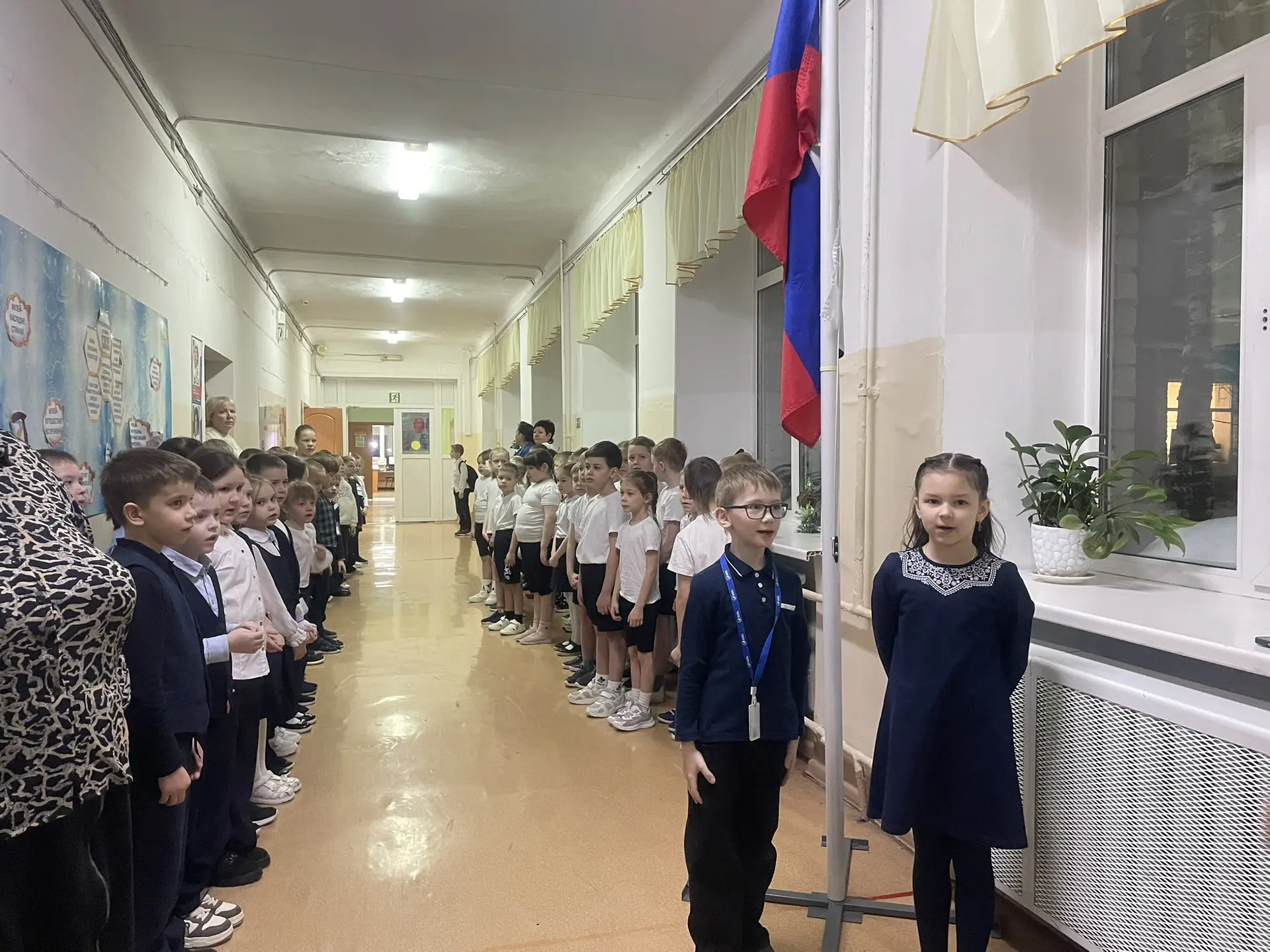 📅 Сегодня в нашей школе прошла традиционная торжественная линейка, посвященная поднятию государствен