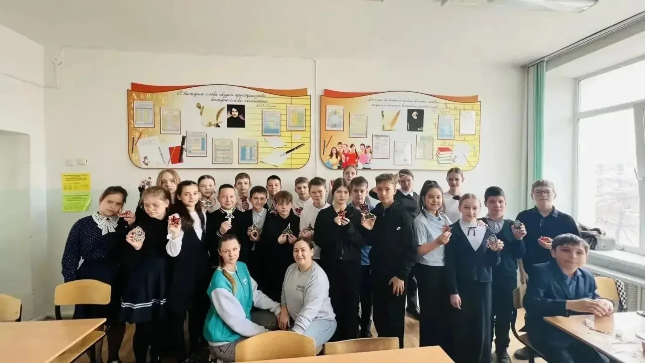 🪖Память, которая всегда с тобой: в МОАУ СОШ №2 г. Свободного прошел патриотический мас...