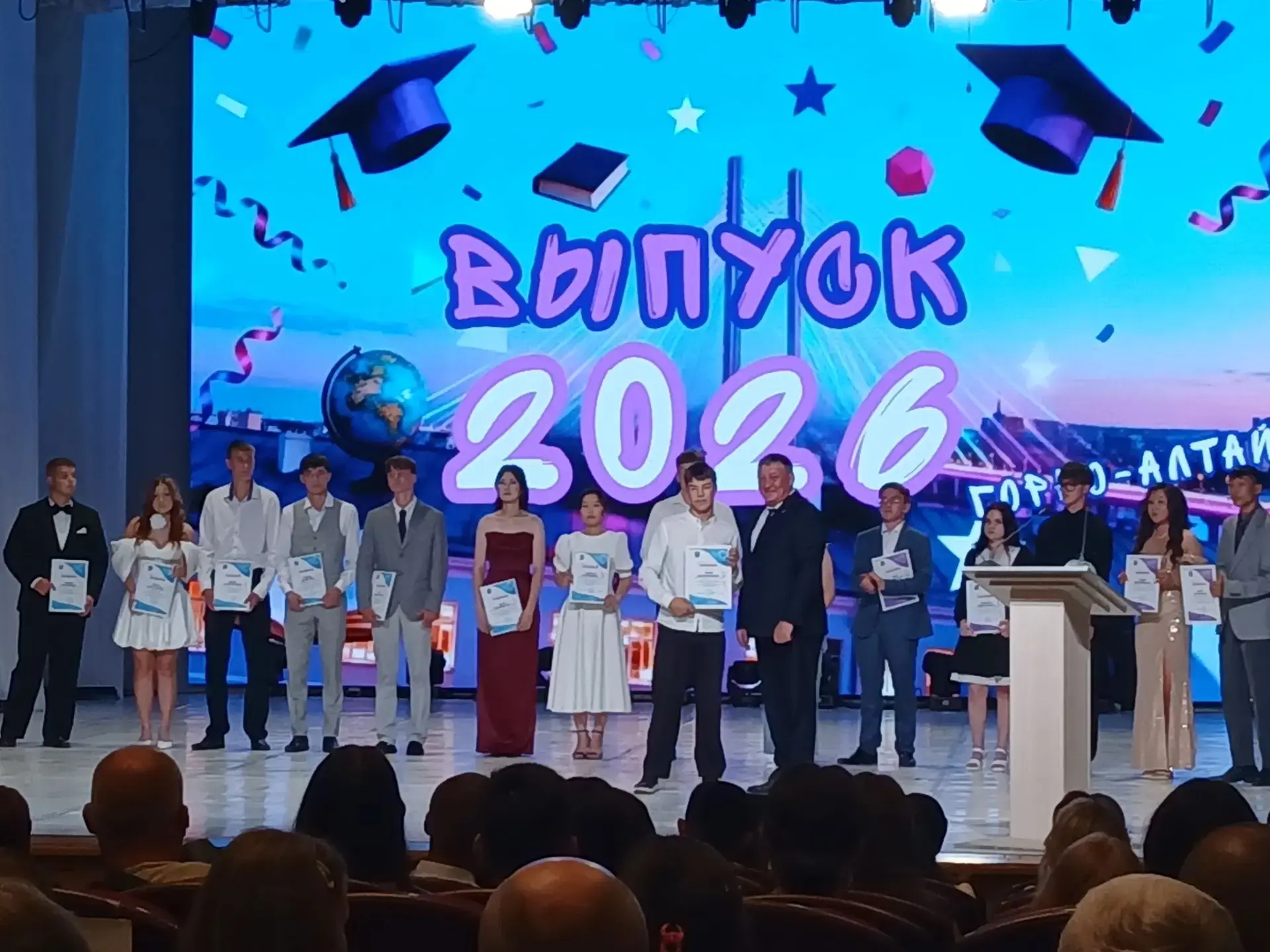 В Горно-Алтайске прошел общегородской выпускной 🎉

В национальном театре республиканской столицы со