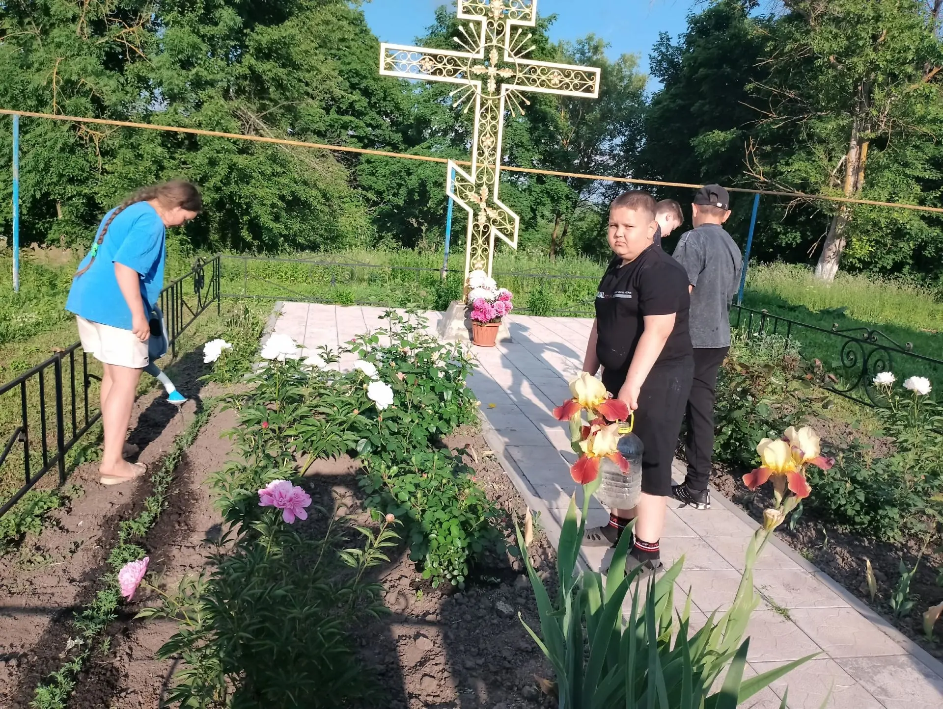 Юные жители села Банино не забывают ухаживать за территорией Поклонного креста. Под руководством раб