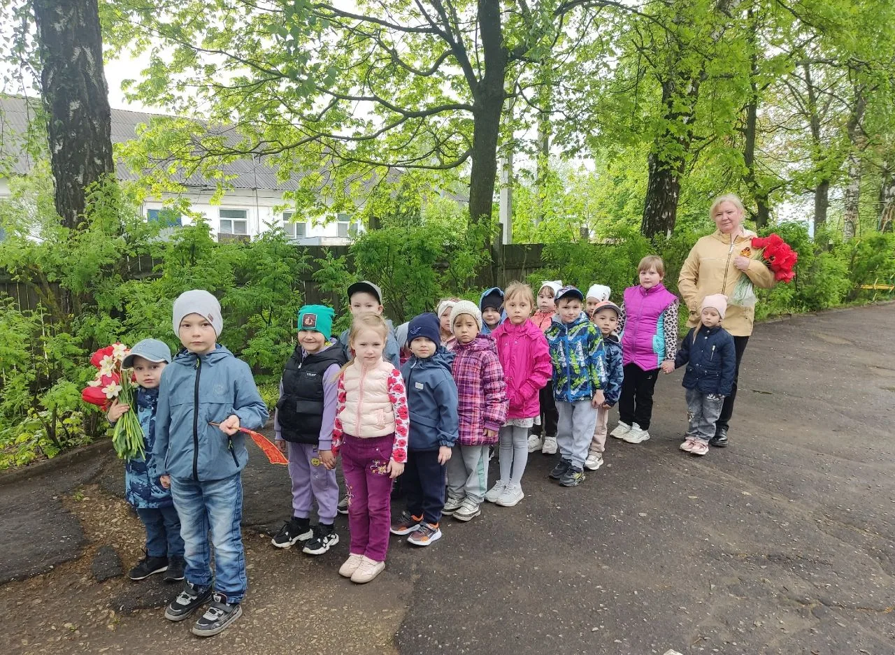 🌟✨Сегодня ребята групп "Звездочки" и "Улыбка" возложили цветы к Вечному огню🔥, соверш...