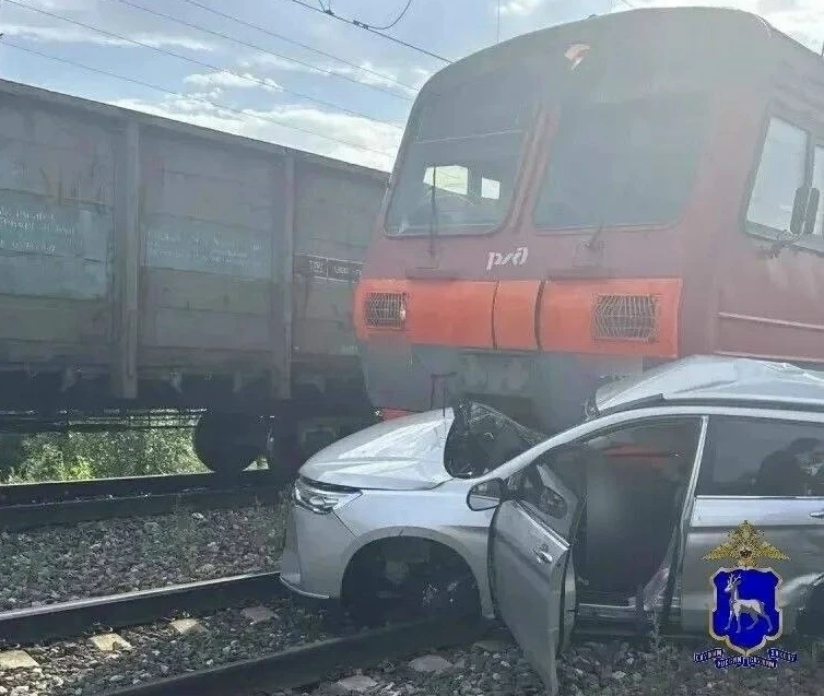 Поезд смял легковушку на переезде