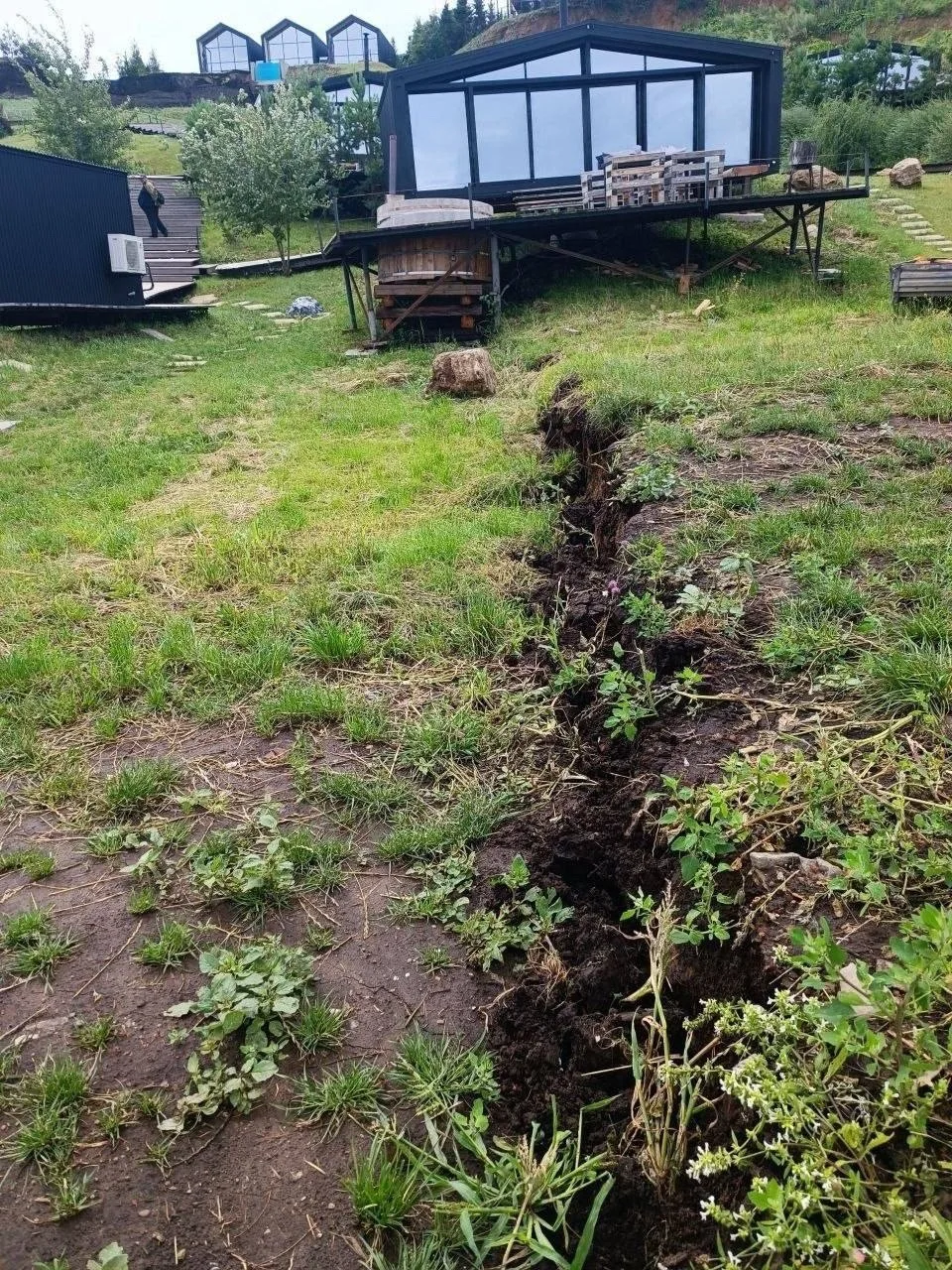 ❗️ 11 домиков в глэмпинге «Камского трофея» съехали в сторону Волги из-за крупного оползня — на одно