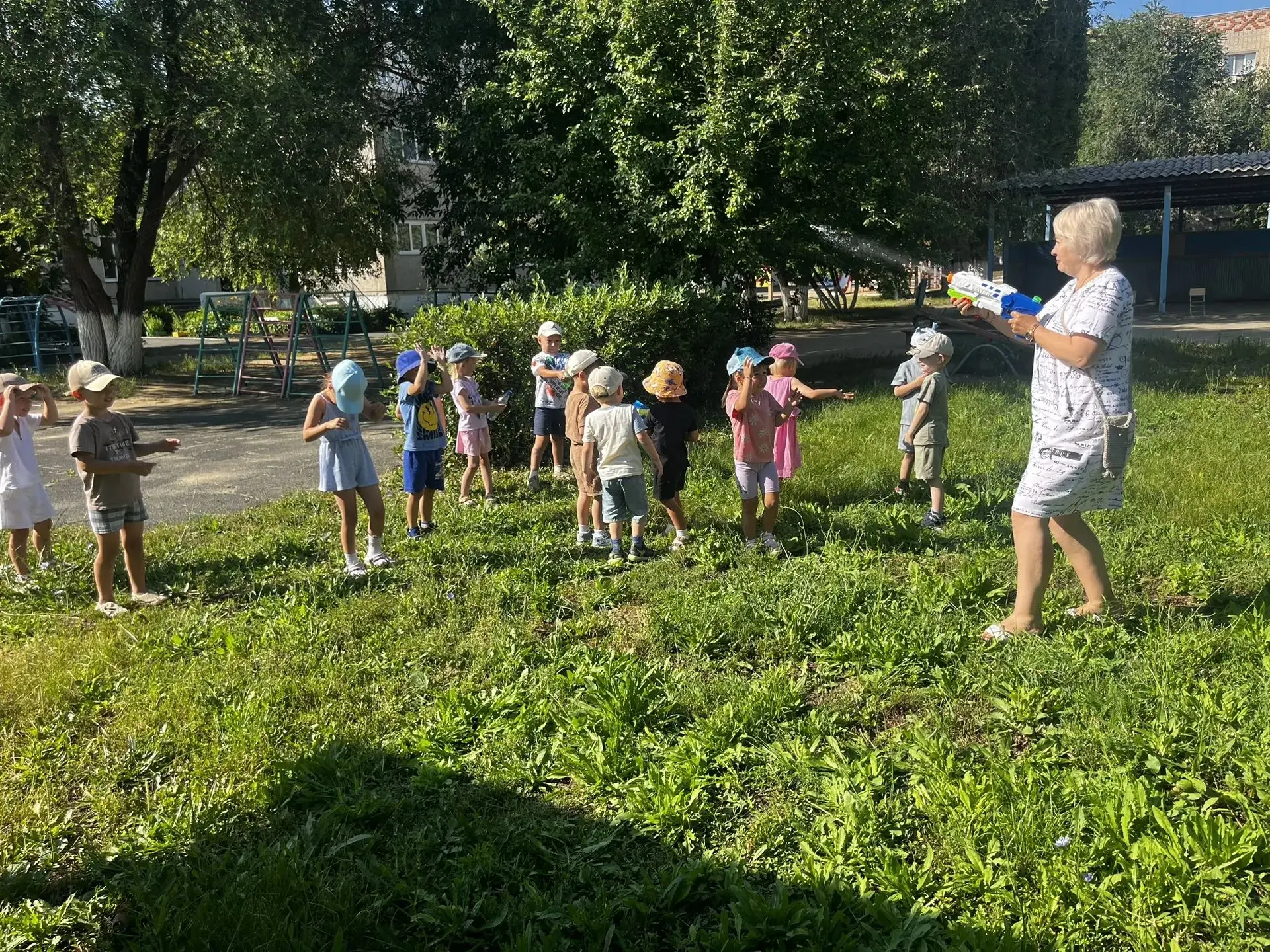 Сегодня ребята групп:’’Фантазёры ‘’и ‘’Непоседы’’отмечали ‘’День воды⛲️💦’’Ребята приняли закаливающ
