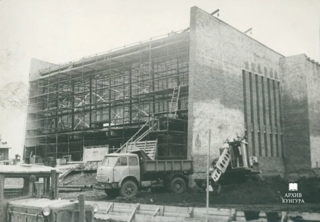 Строительство кинотеатра Мечта, введенного в эксплуатацию в 1974 г.