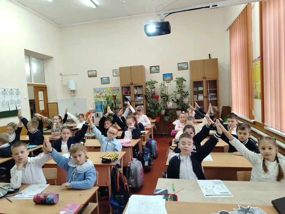🎨 В преддверии Дня Победы наши ребята с большим старанием и теплом создавали красочные рисунки и тро