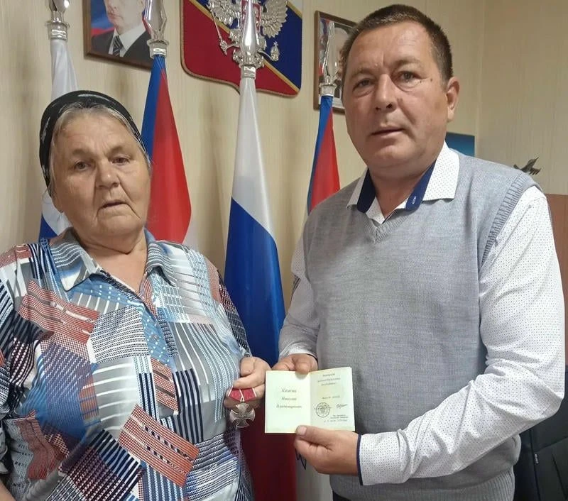 Маме погибшего участника СВО из Первомайского округа вручили орден Мужества