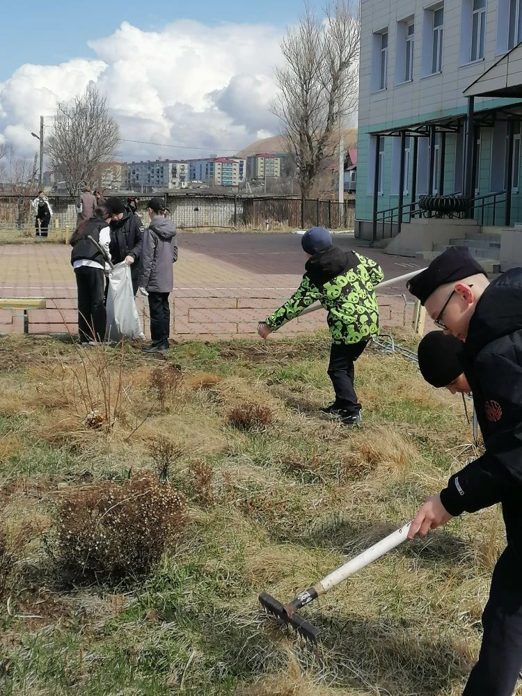 ☀ Школьный субботник в самом разгаре! Ученики нашей школы продолжают активно и с большим энтузиазмом