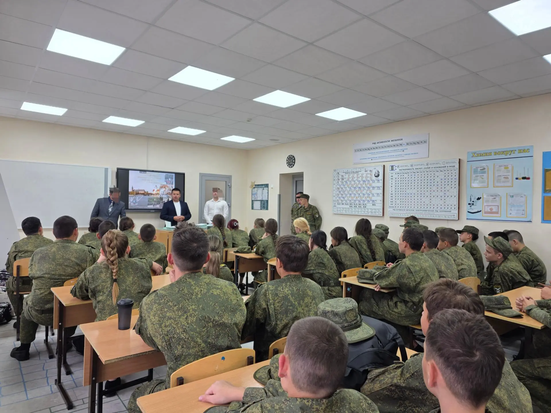 В школе состоялась профориентационная встреча с сотрудниками ФСБ. В ходе мероприятия пр...