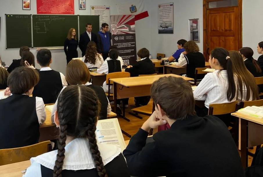 🚀 Продолжаем профориентационнаую работу.  🏫 Представители факультета провели серию профориентационны