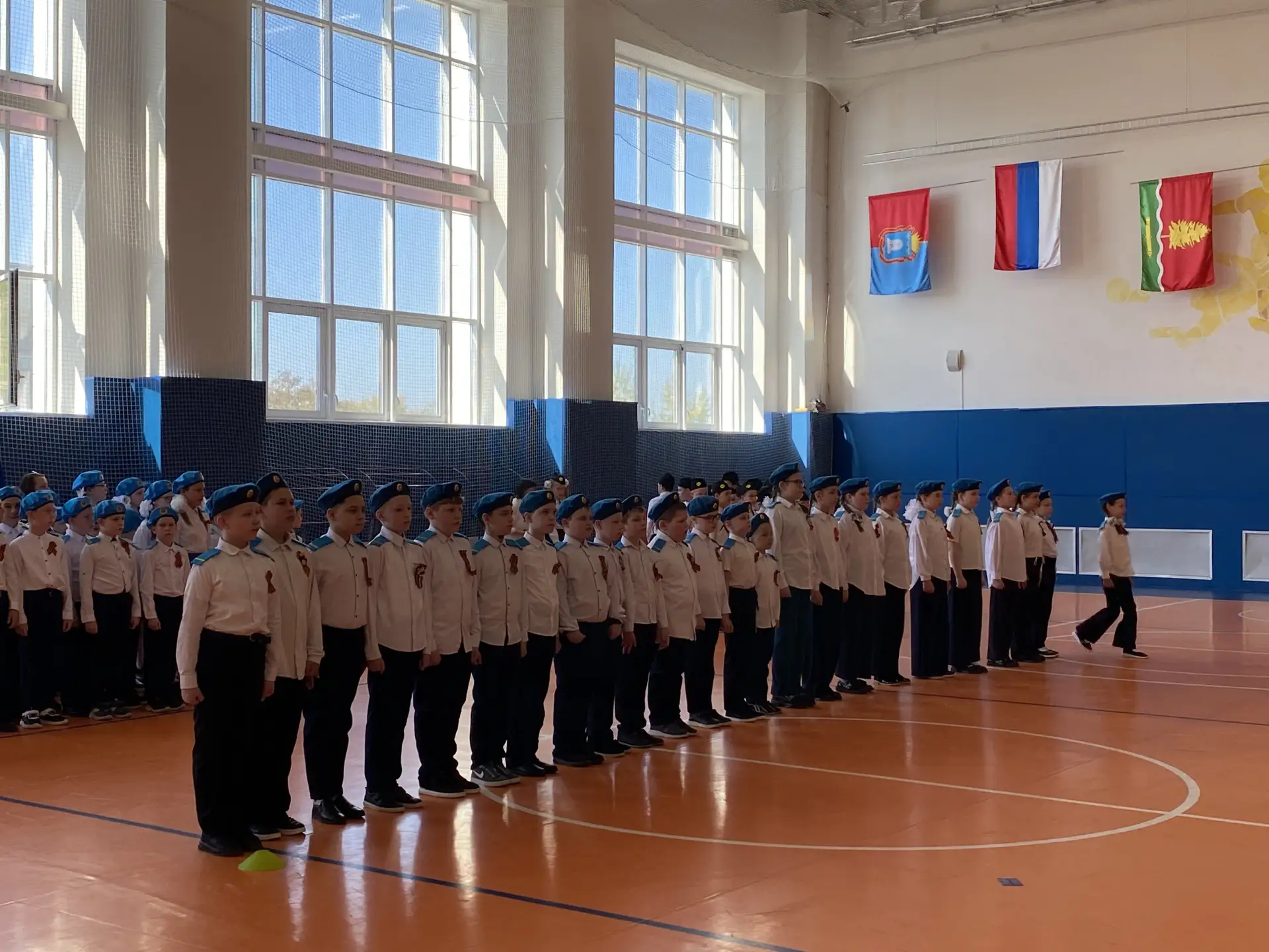 🇷🇺 Сегодня в нашей школе стартовал традиционный Смотр строя и песни.  Он начался с третьих классов. 