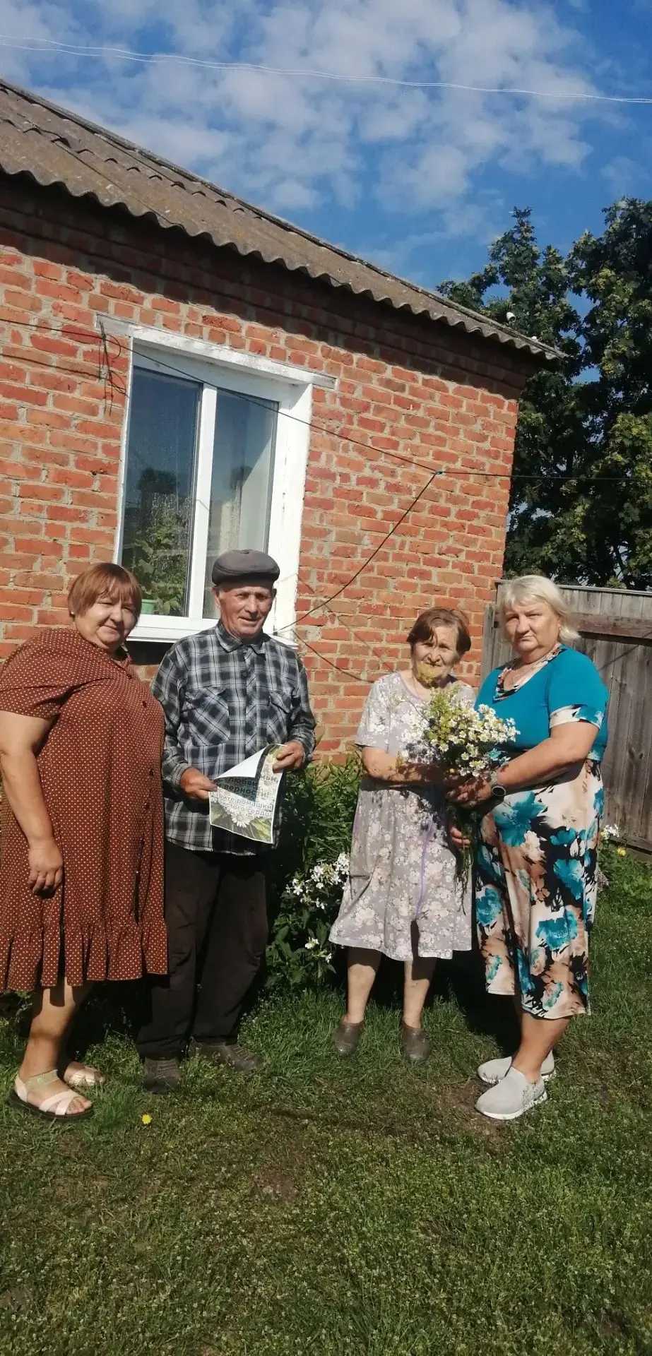 Поздравления с доставкой на дом. 

В день семьи, любви и верности Новологиновская  библиотека с СДК 