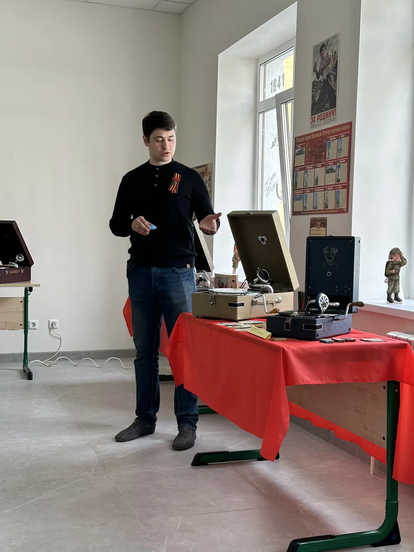 🎶 ИГРАЙ, ПАТЕФОН!  Вы слышали, как вживую играет настоящий патефон? Тот самый, от звука которого зам