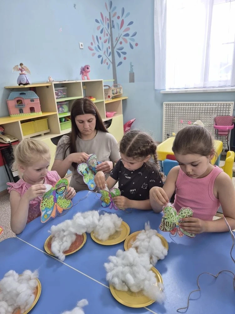 В подготовительной группе (корпус 1) МАДОУ №115 прошёл творческий день 🎨🦋  

✨️✨️✨️Мама воспитанни