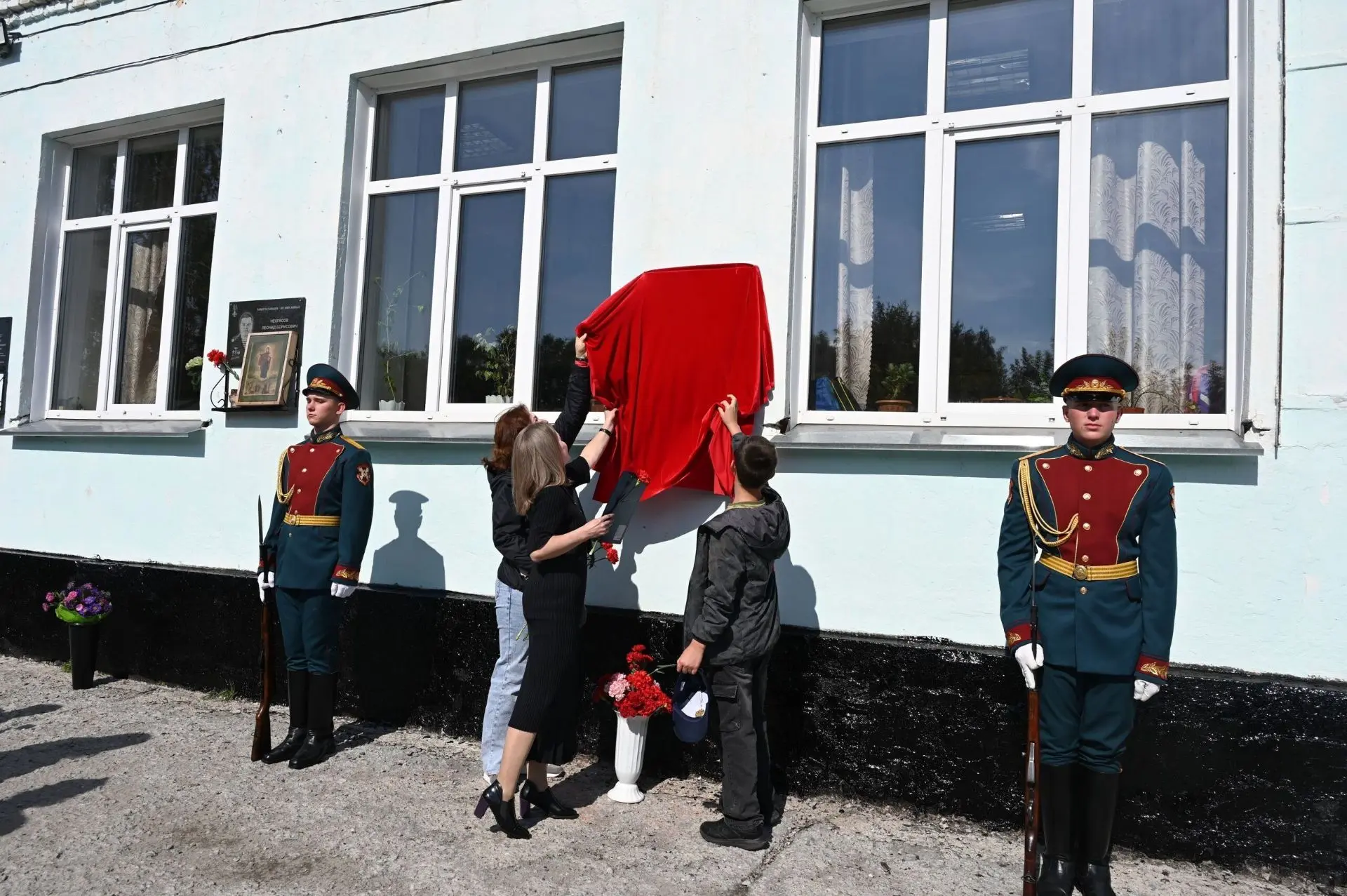 Имя своего земляка, героя СВО Сергея Богоявленского увековечили ярковцы в минувшие выхо...