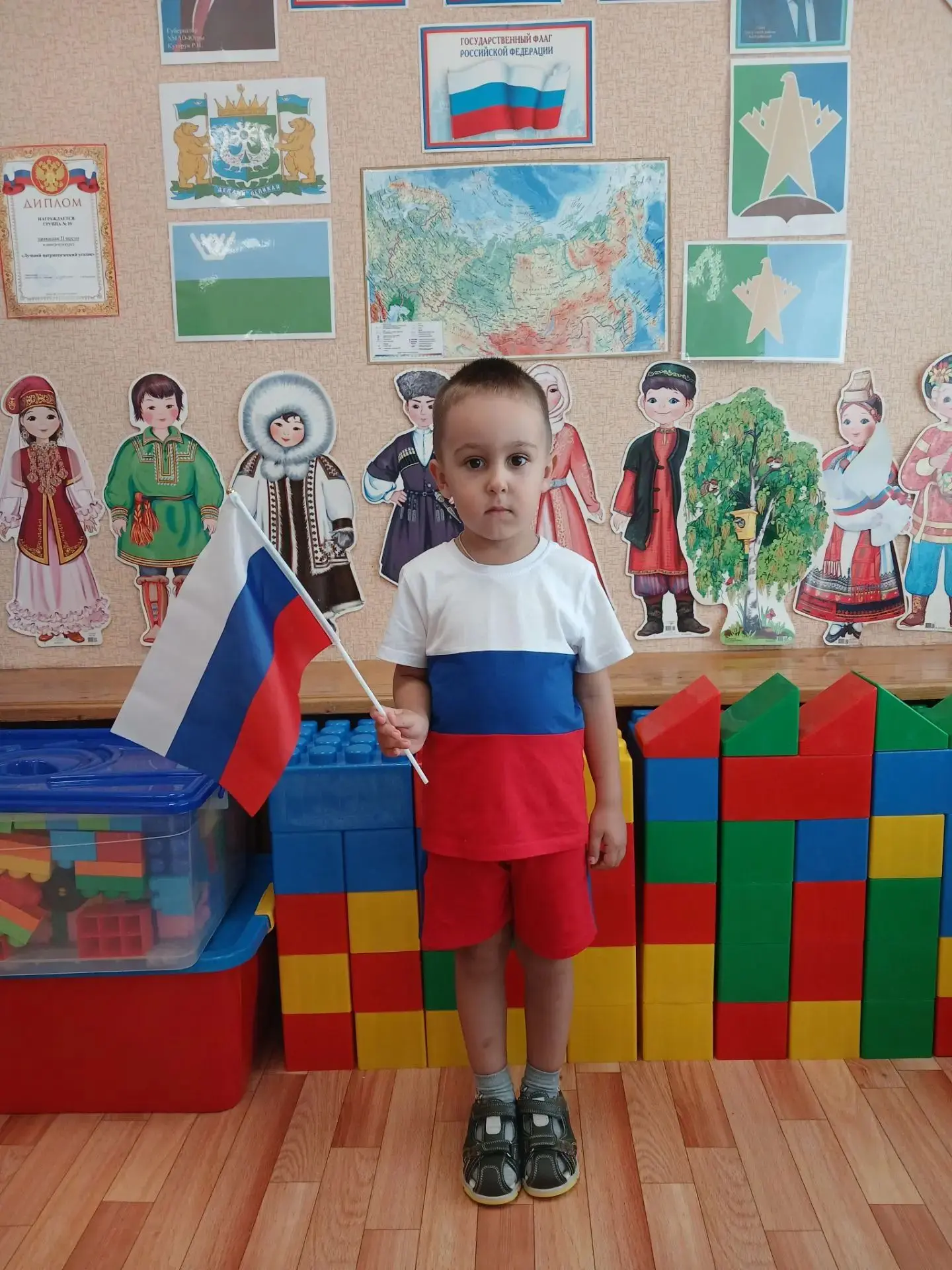 В группе «Колокольчики» прошел тематический день, посвященный Дню Государственного флаг...