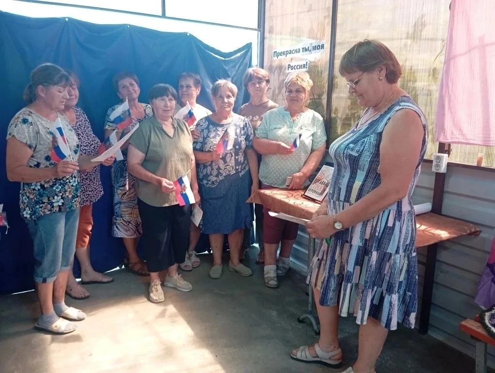 В рамках программы «Активное долголетие» библиотекарь отдела внестационарного обслуживания вместе с 