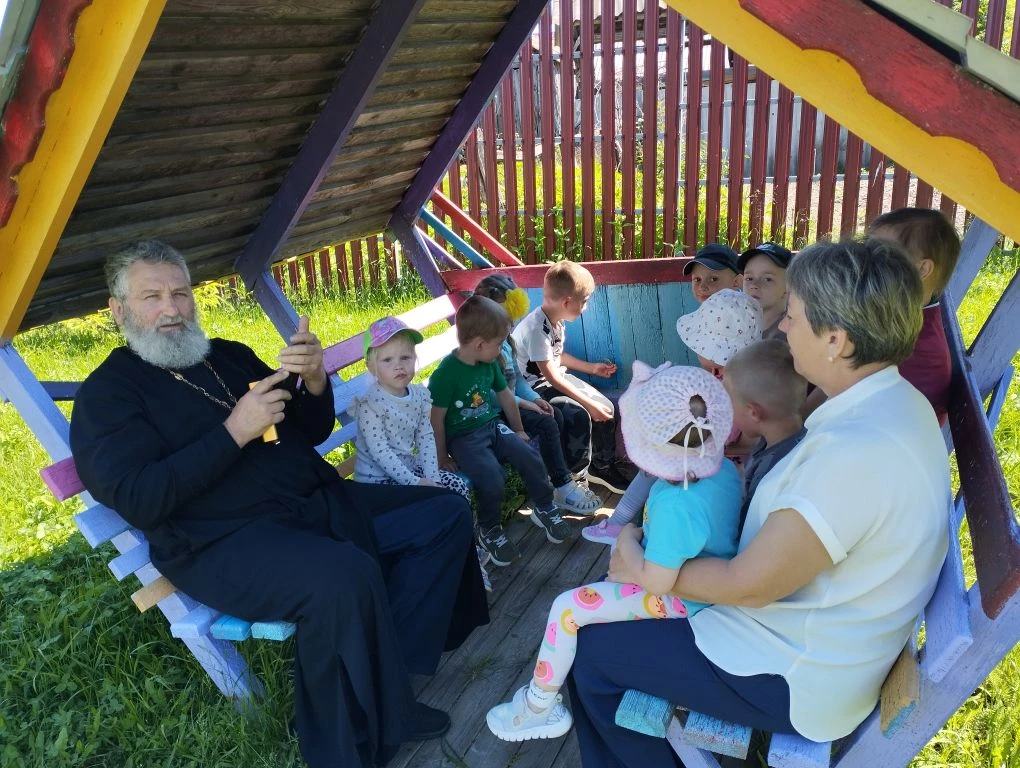 Сегодня отец Александр рассказал детям о празднике Троица.
