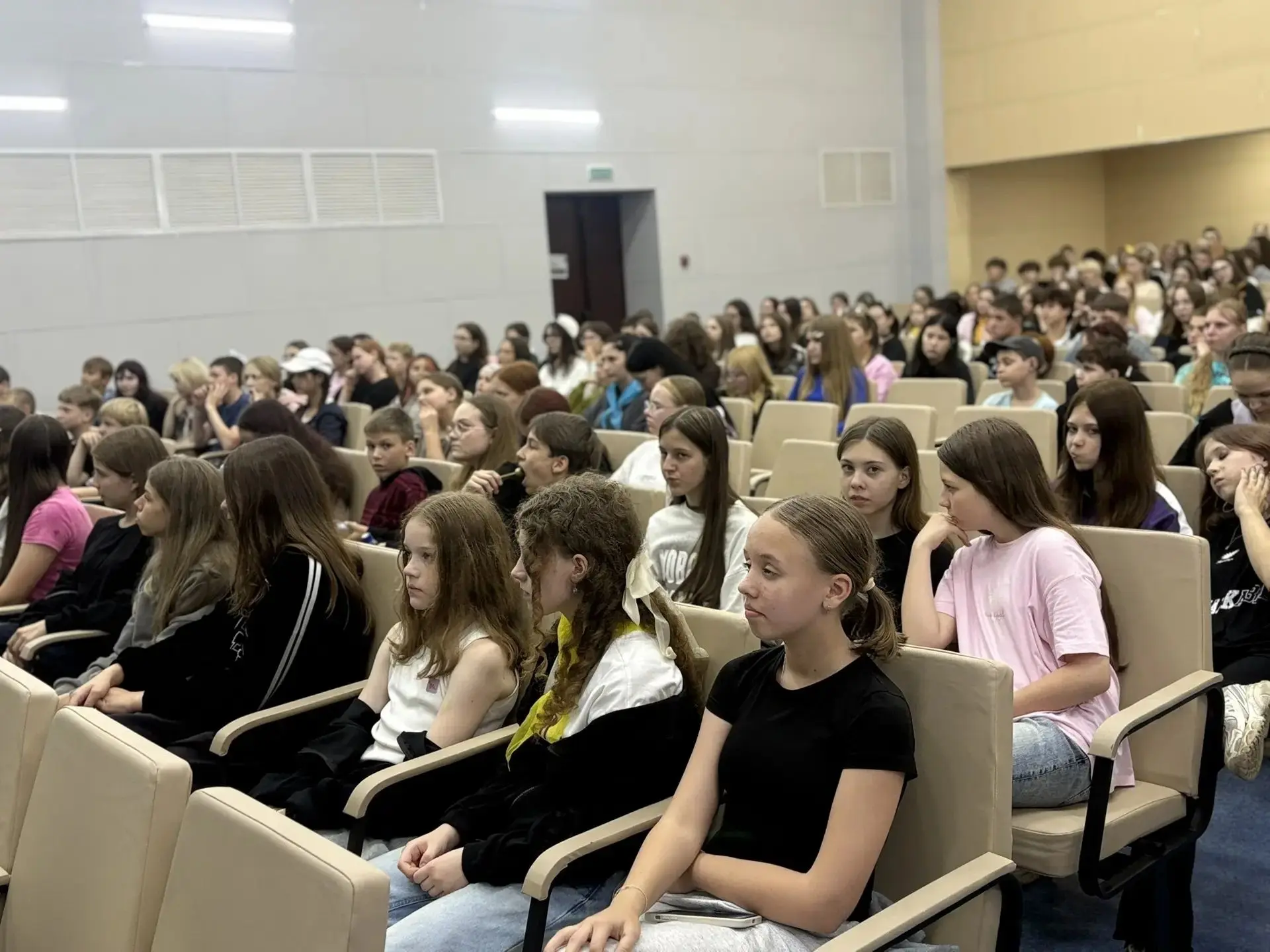 16 июня в лагере "Строитель" состоялся удивительный день экспериментов, где наука встретилась с добр