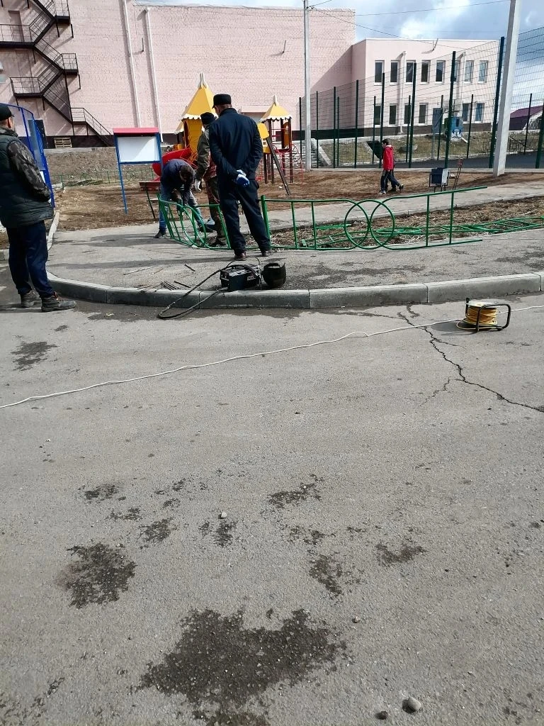 В рамках благоустройства и поддержания порядка на территории Оёкского административного округа сотру