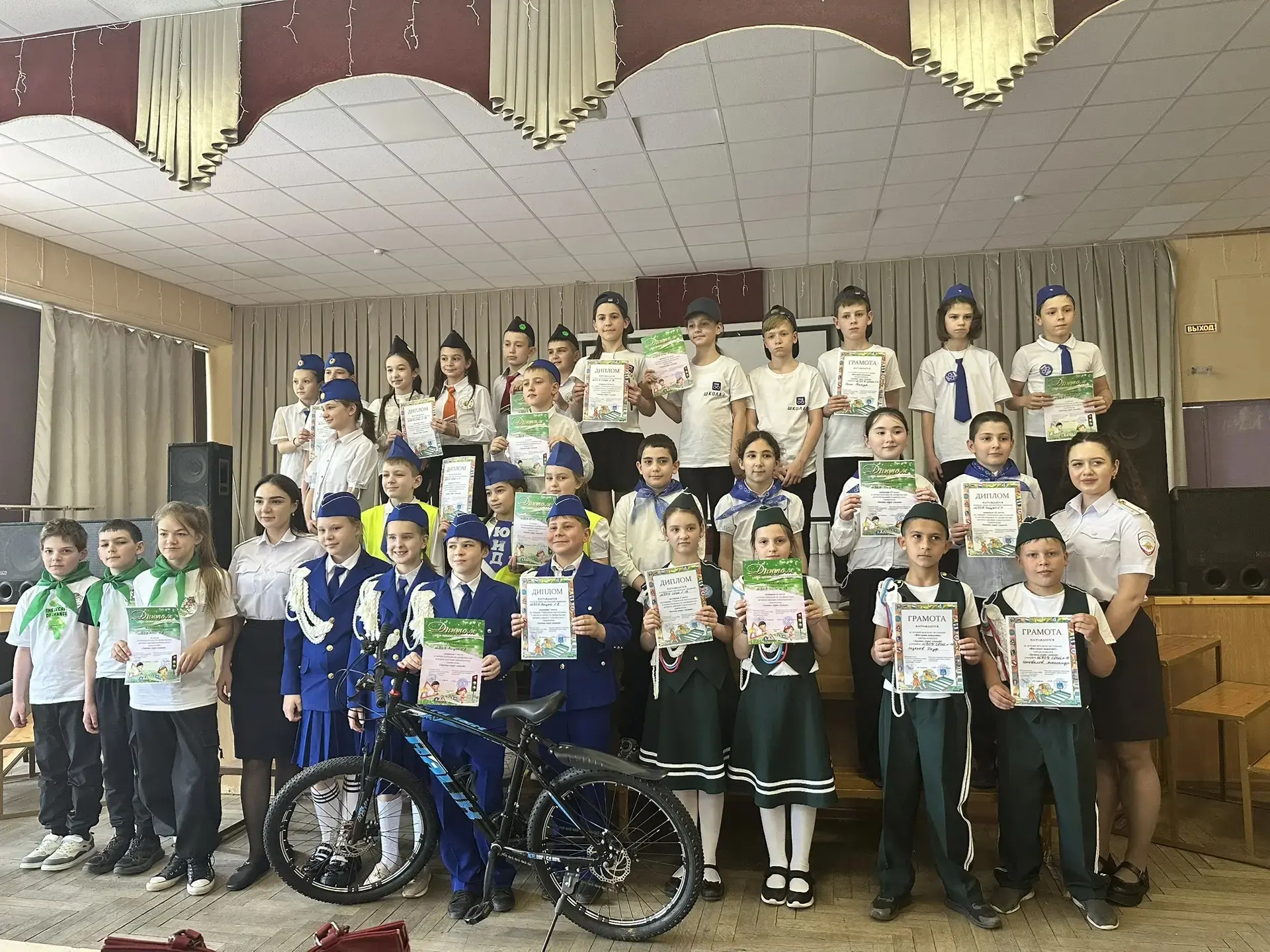 🚦 Гордость за наших «знатоков»!

Команда 3 «Б» класса достойно представила школу на муниципальном э