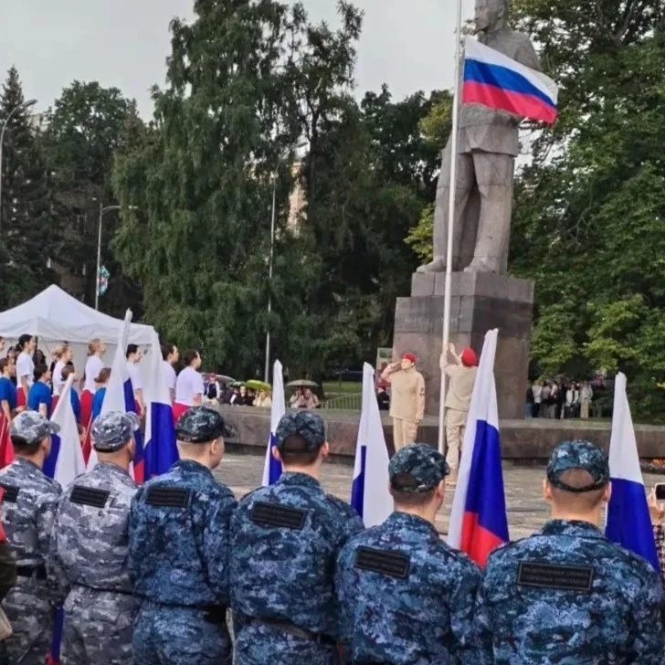 В преддверии Дня Государственного флага по всей стране традиционно прошли торжественные...