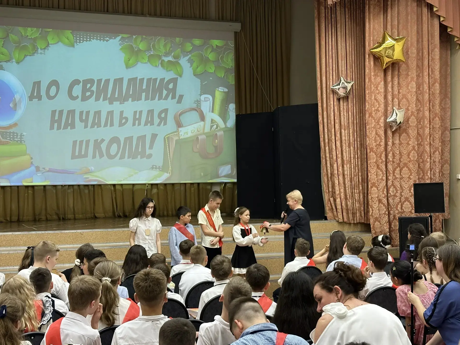 🎓 Торжественные линейки прошли для четвероклассников  🤩Для наших четвероклассников пятница стала осо