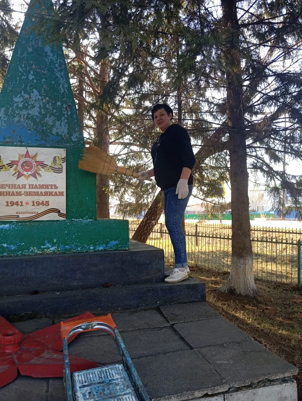 🌟В преддверии  9 Мая наш коллектив  благоустроил памятник землякам, павшим в годы Вели...