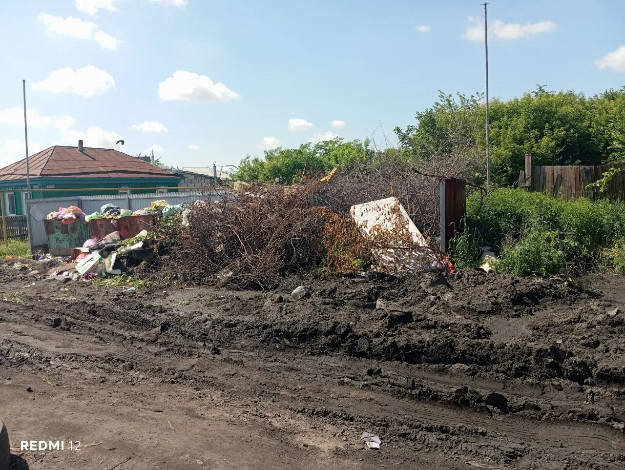 Очередная мусорка в районе ж/д вокзала.

Мусор третий день не вывозится, а ветки лежат здесь с самой