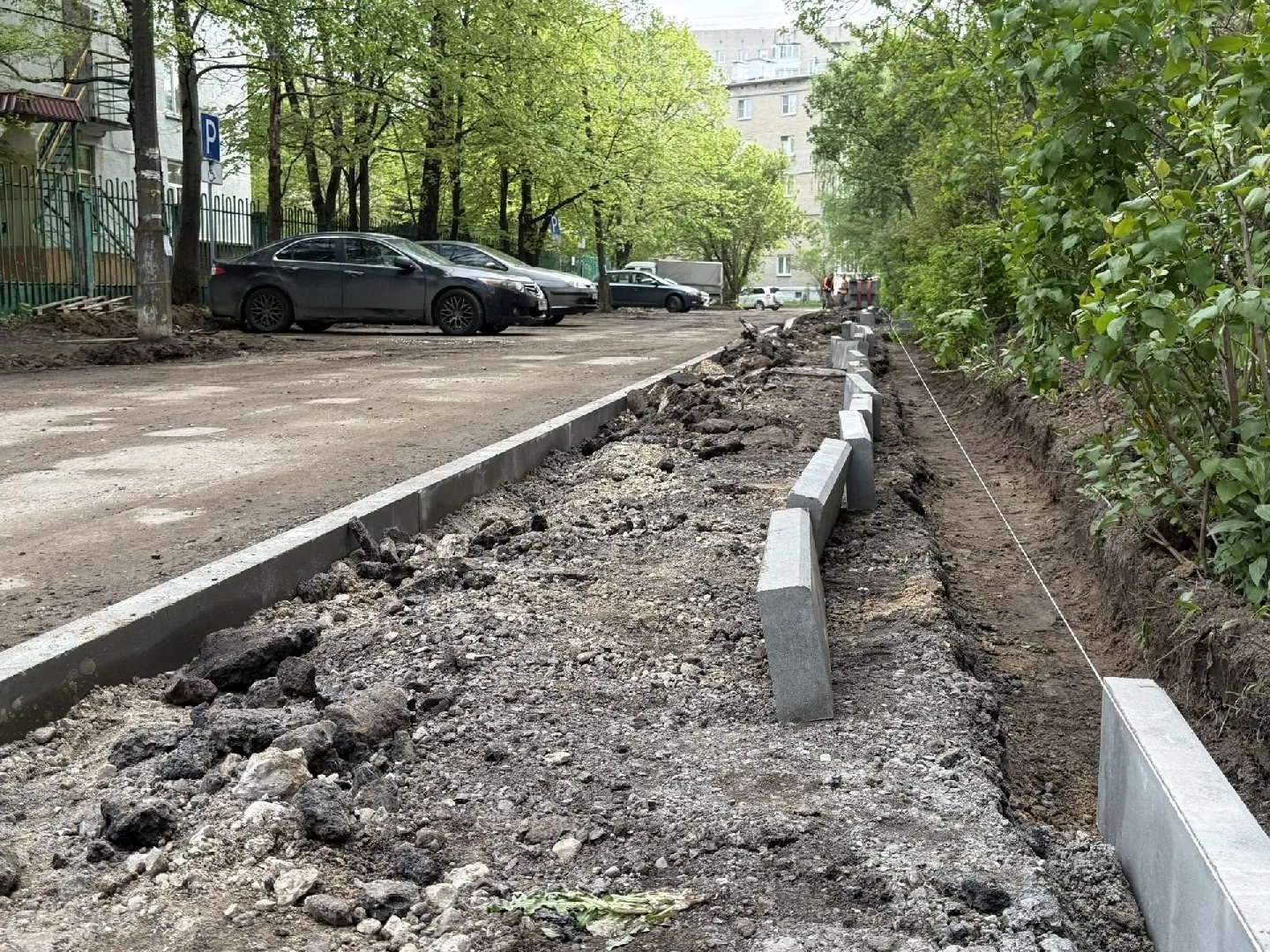 В Дзержинском благоустраивают дворы  Работы уже начались на улице Ленина и площади Дмитрия Донского.