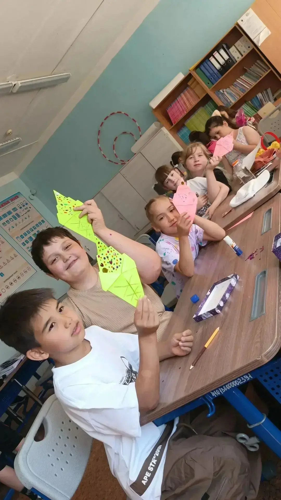☀️День в пришкольном лагере: Творчество, радость и важные встречи!🍦Утро началось с мастер-класса, н