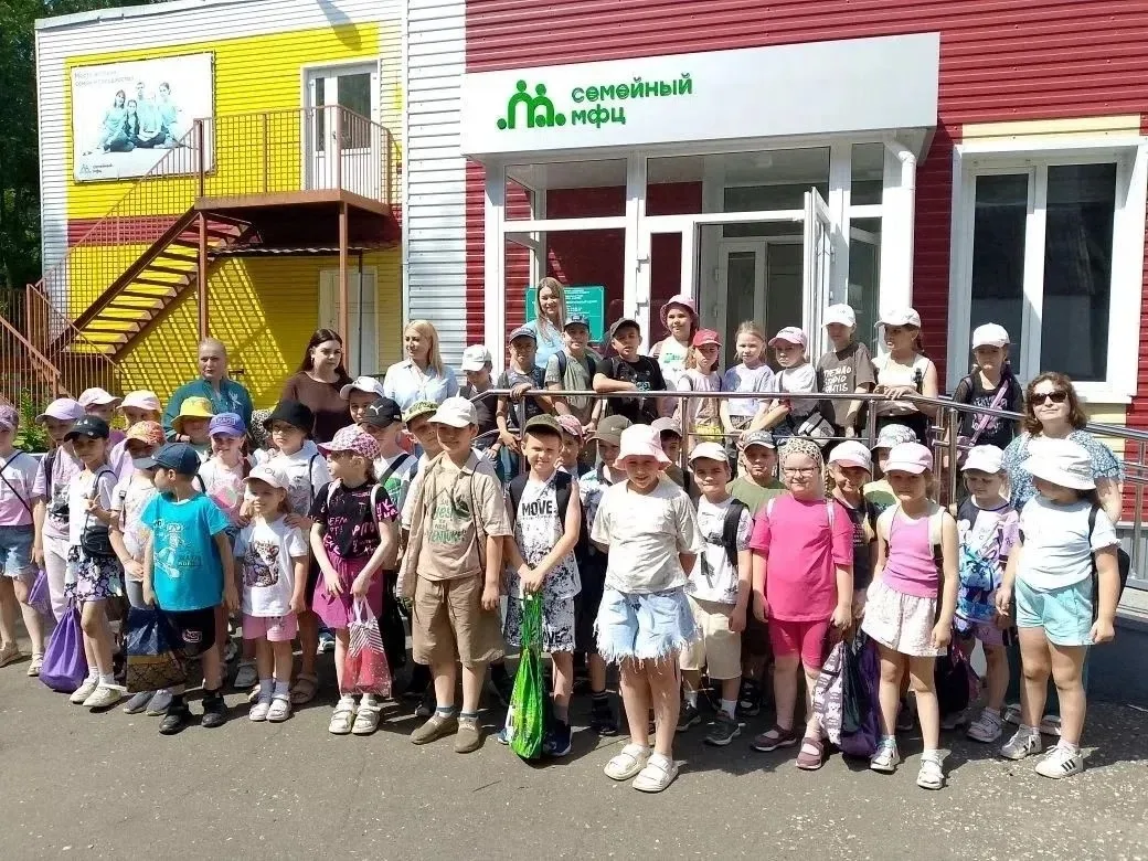 Сегодня день  в лагере "Чайка" прошёл увлекательно и познавательно. Дети посетили Семейный МФЦ, где 