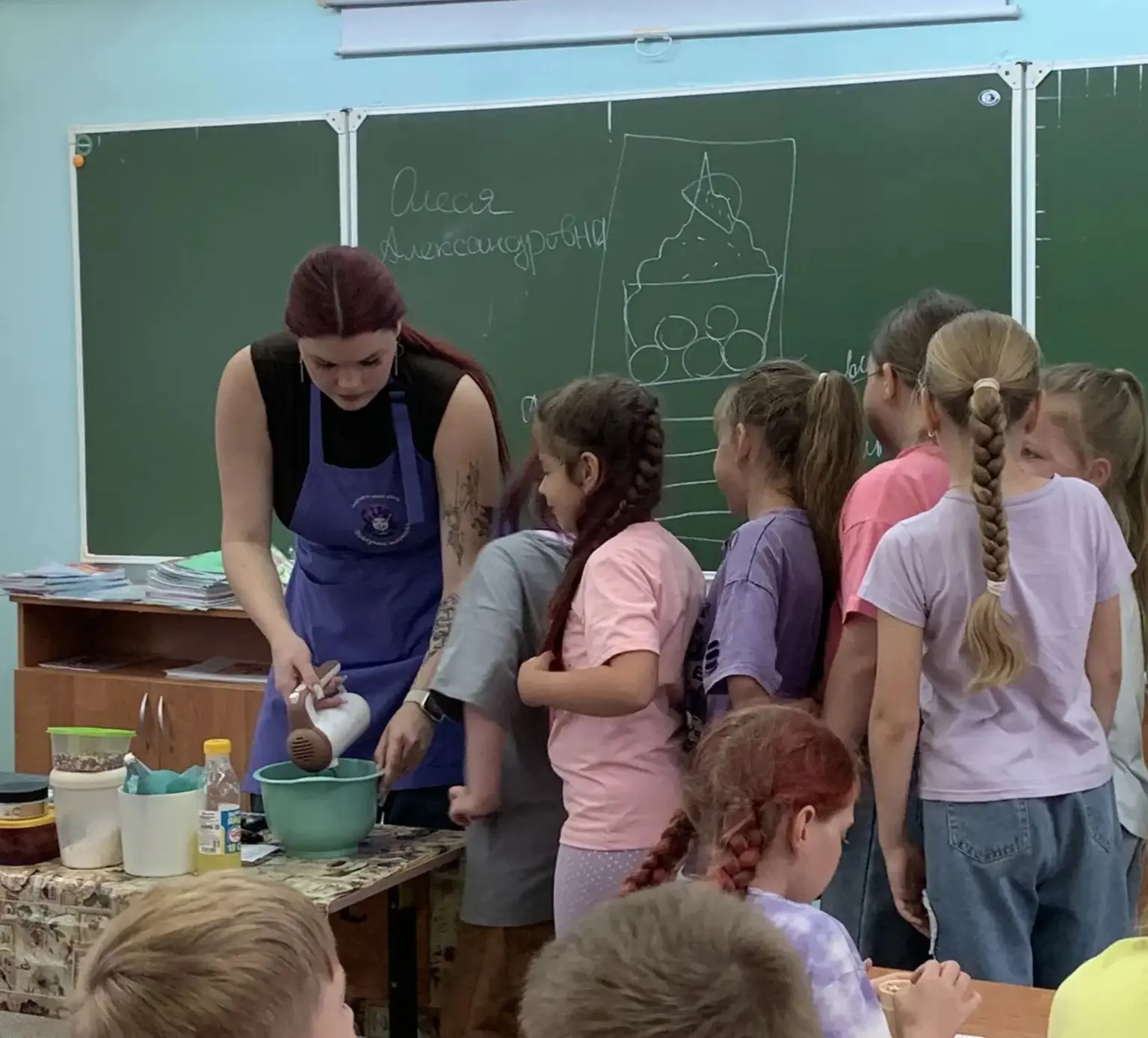 В пришкольном лагере прошел кондитерский мастер-класс 💃
Ребята учились делать мини-тортики 🧁